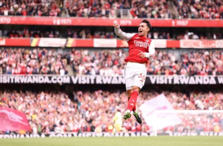 Gibbs-White (atacante do Forest, de branco) recebe a marcação de Timber, do Arsenal.