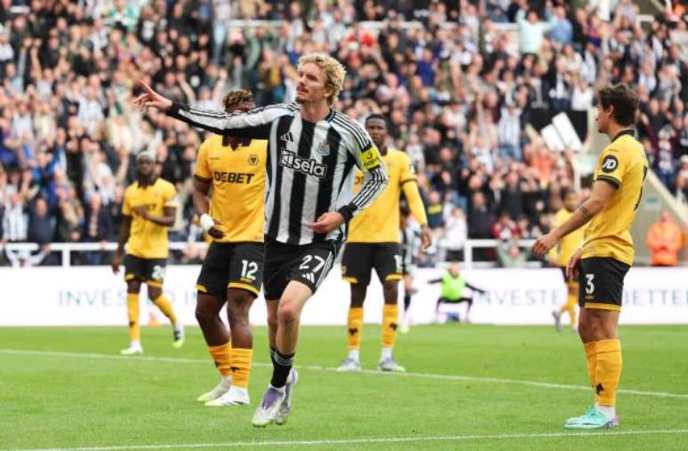 Joelinton (à esquerda) tenta escapar da marcação de Agbadou, do Wolverhampton.