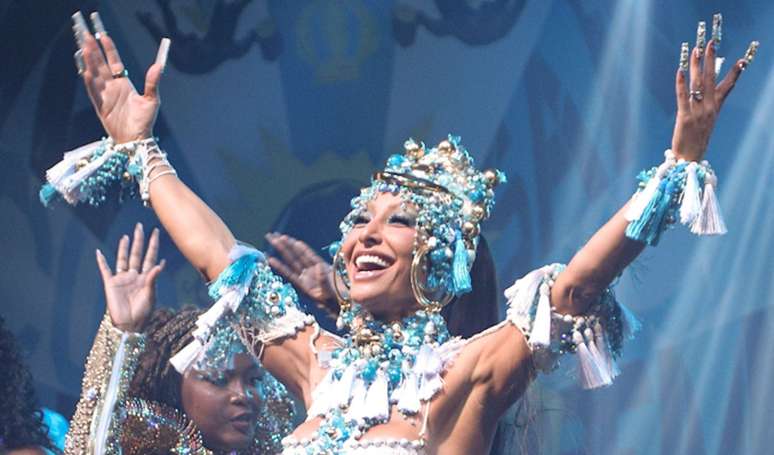 Sabrina Sato elegeu look recortado, com pedrarias e cristais para noite de samba na quadra da Vila Isabel em 12 de setembro de 2025.