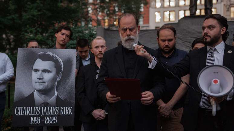 Um grupo fez um memorial para homenagear Charles Kirk em Nova York
