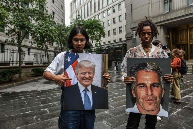Uma preocupação é que o livro de aniversário reforce o interesse e a atenção ao caso Epstein