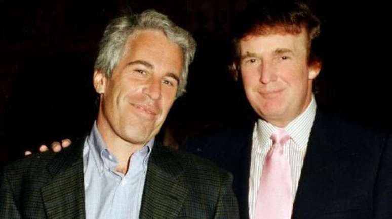 Não há evidências de qualquer conduta criminal por parte de Trump, mas sua amizade com Epstein (que terminou em 2004) o tornou um personagem central neste caso