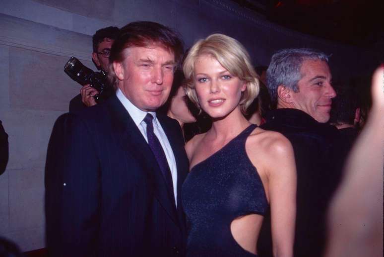 O famoso livro com mensagens a Epstein pelo seu aniversário de 50 anos, entregue em 2003 e divulgado na segunda-feira (08/09), deu mais munição aos críticos do presidente. Na foro, Epstein aparece por trás de Trump da modelo Ingrid Seynhaeve