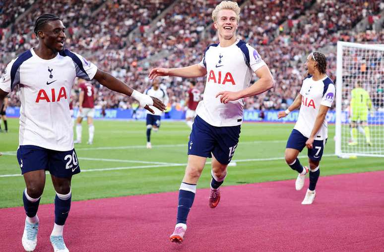 Bergvall corre para celebrar o seu gol, o segundo do Tottenham sobre o West Ham.