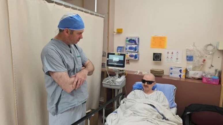 The man recovers the vision after the teeth plant in the eye The man recovers the vision after the teeth plant in the eye