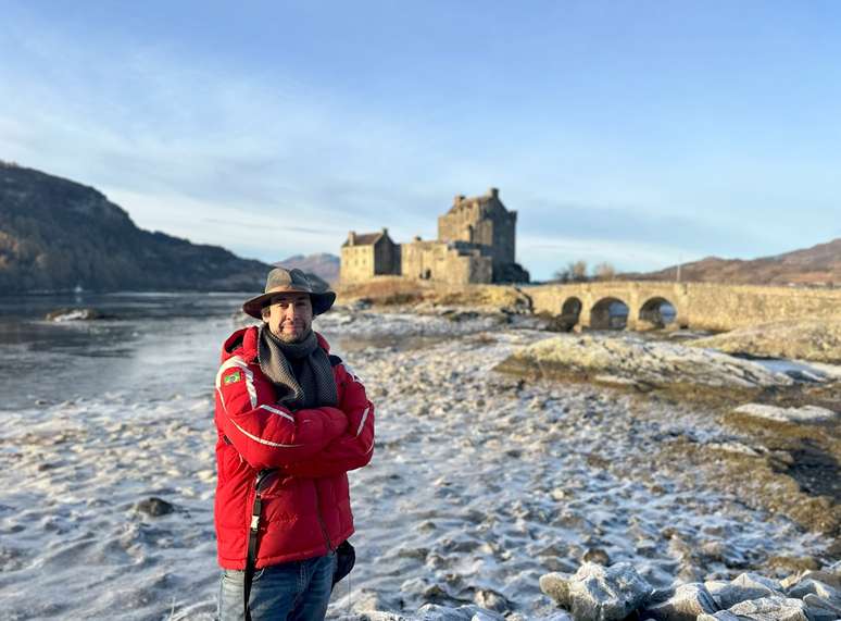 Muylaert diante do Castelo Eilean Donan, um dos mais bonitos da Esc&oacute;cia