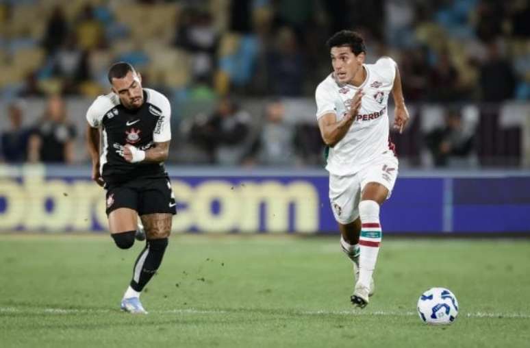 Fora de casa, Corinthians vence o Fluminense. Assim, ultrapassa o rival na tabela.