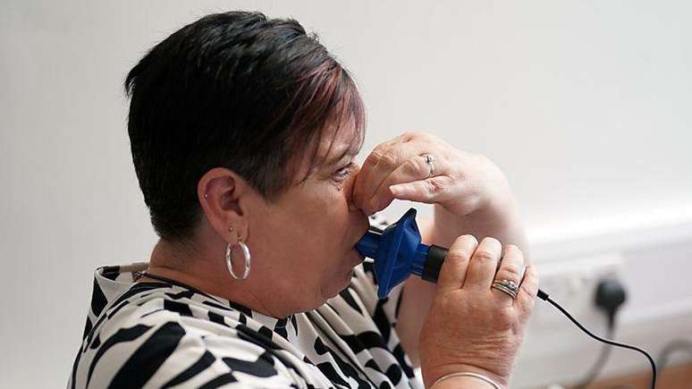 O espirômetro é uma forma mais precisa de determinar a saúde pulmonar que o teste doméstico