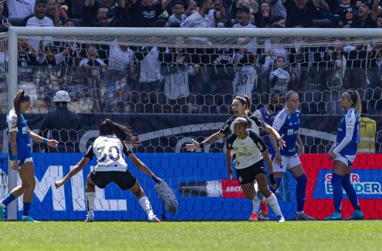 Let&iacute;cia marca e corre para celebrar o gol do hepta.