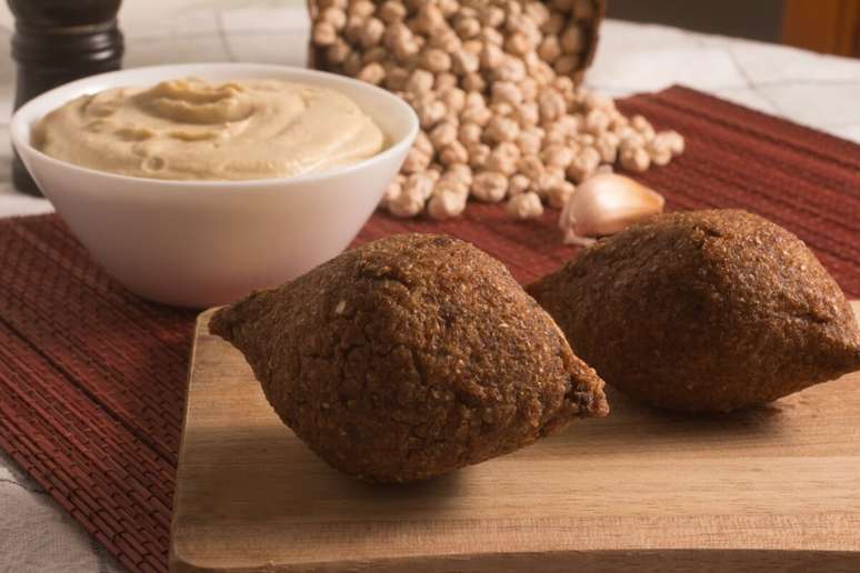 Quibe de gr&atilde;o-de-bico com homus 