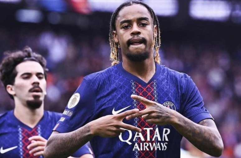 Jogadores do PSG celebram um dos gols de Barcola. Afinal, o atacante merece. Foram dois golaços.