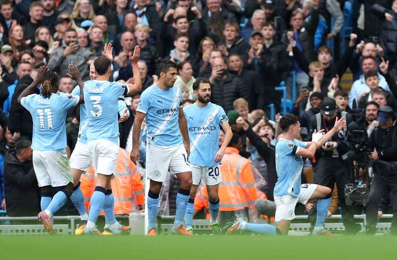 Foden (ajoelhado) comemora o seu gol, que abriu o placar do City sobre o United.&nbsp;