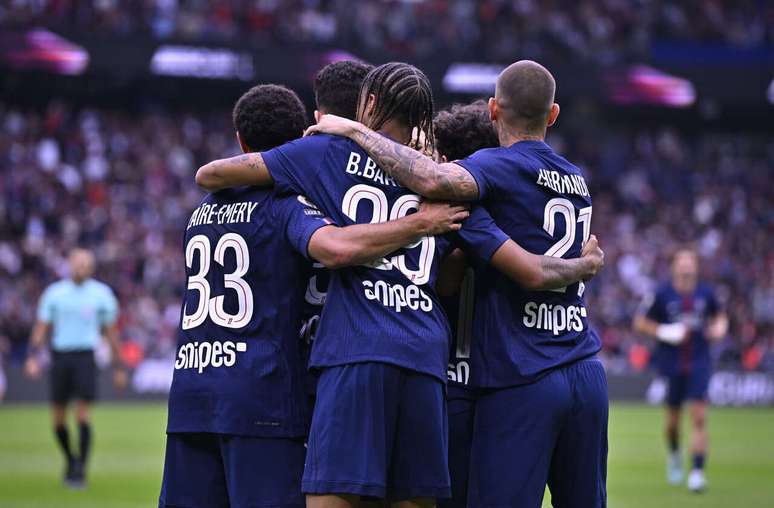Jogadores do PSG celebram um dos gols de Barcola. Afinal, o atacante merece. Foram dois golaços.