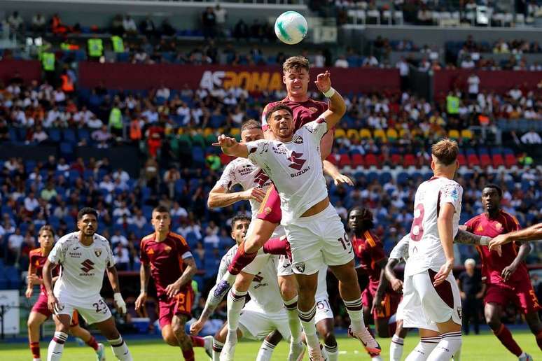 Torino (de branco) segura a Roma e vence fora de casa. 
