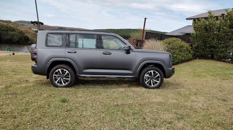 SUV tem 4,95 metros de comprimento e 2,85 m de entre-eixos
