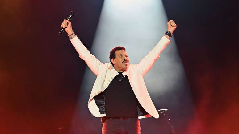 Lionel Richie enfileira hits em show elegante no The Town