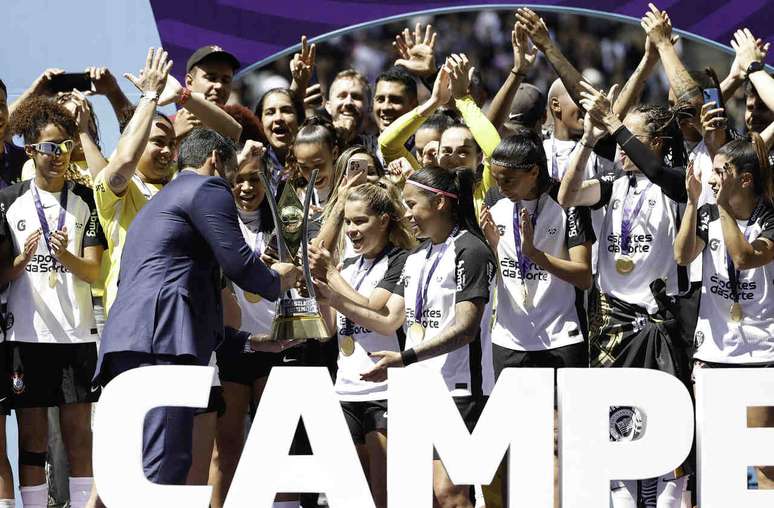 Corinthians recebe a ta&ccedil;a das m&atilde;os do presidente da CBF.