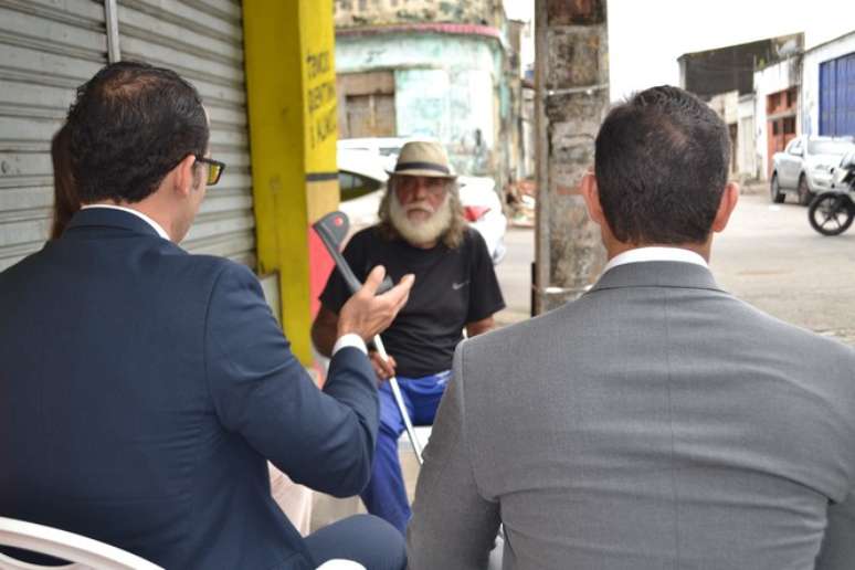 Amarildo, de 57 anos, est&aacute; em situa&ccedil;&atilde;o de rua e com dificuldades de locomo&ccedil;&atilde;o