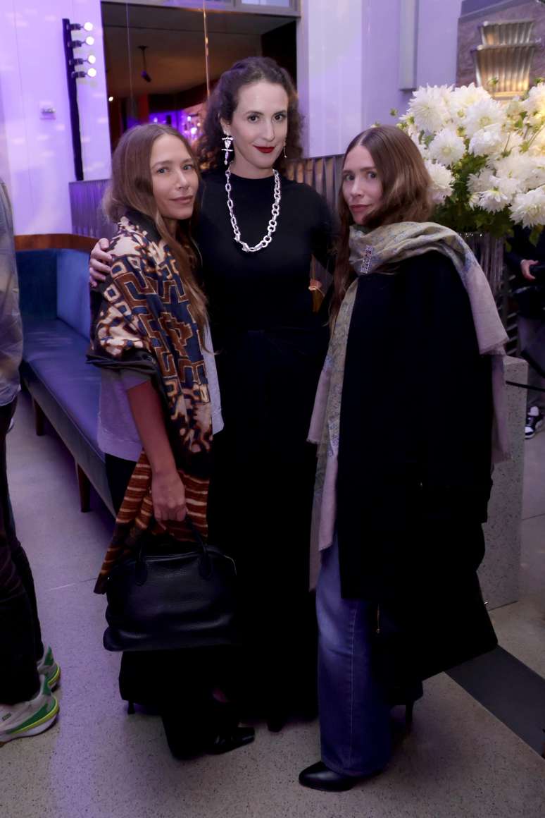 Mary-Kate and Ashley pose with Sara Moonves in the middle of the two Mary-Kate and Ashley pose with Sara Moonves in the middle of the two