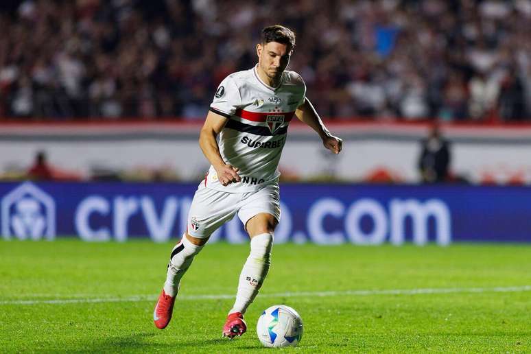 Cédric Soares (São Paulo) durante jogo contra o Atlético Nacional, no dia 19.08.2025 