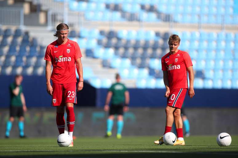 Haaland e Odegaard em partida da Noruega 