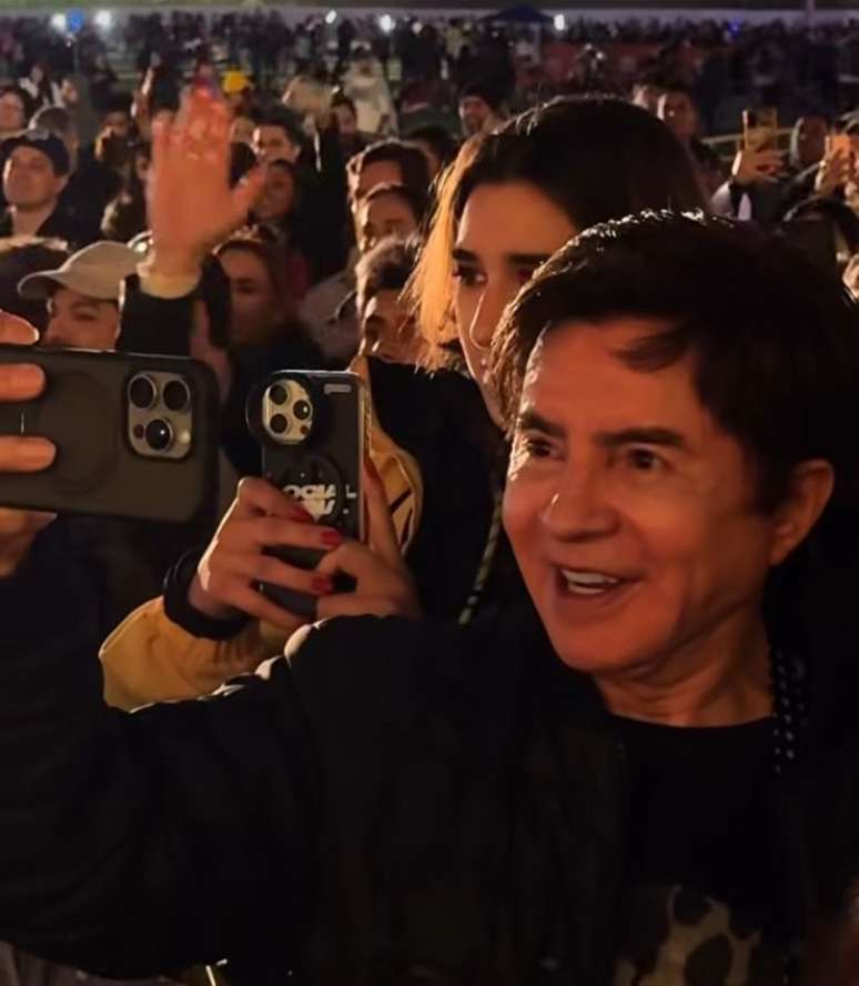 Xororó filmando a apresentação da Sandy no The Town 