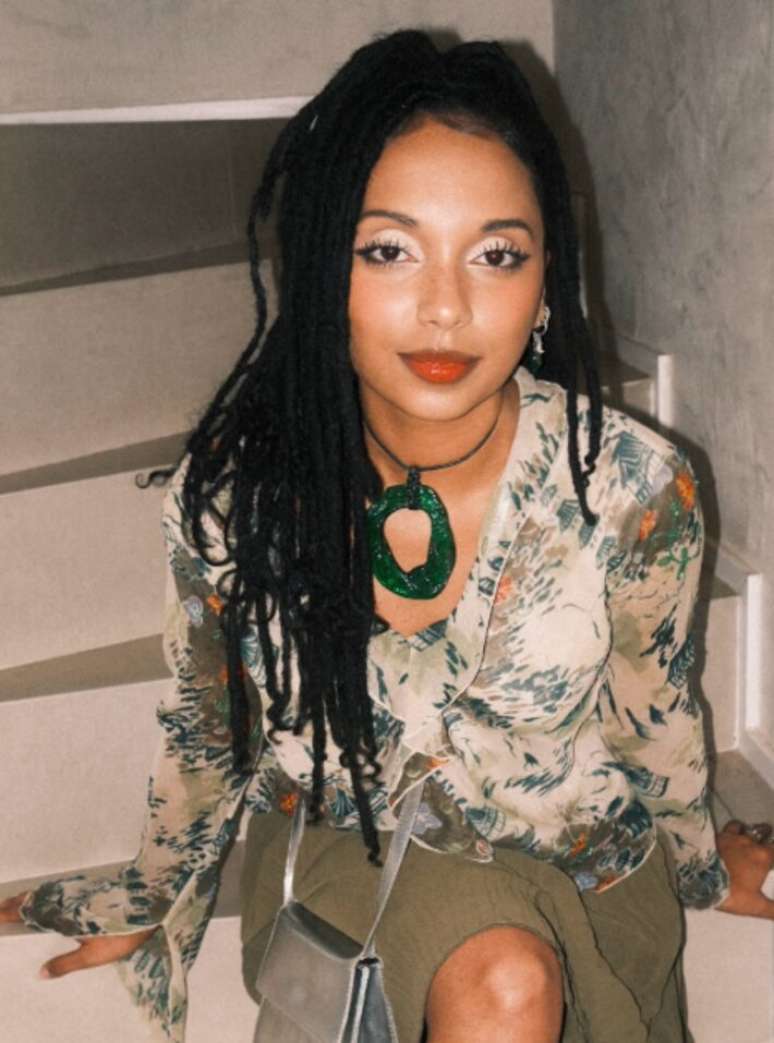 Nataly Neri veste estampa abstrata e acess&oacute;rios coloridos e maximalistas, que entram com tudo para a primavera