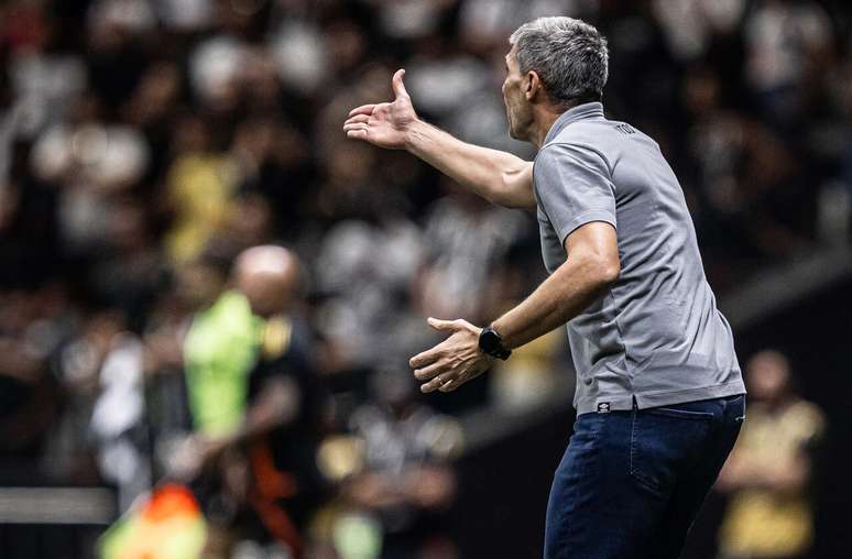 Vojvoda valoriza entrega do Santos contra o Atl&eacute;tico-MG &ndash;