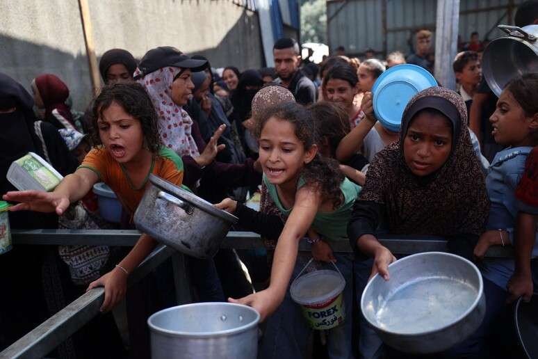 Crianças fazem fila por comida em Gaza