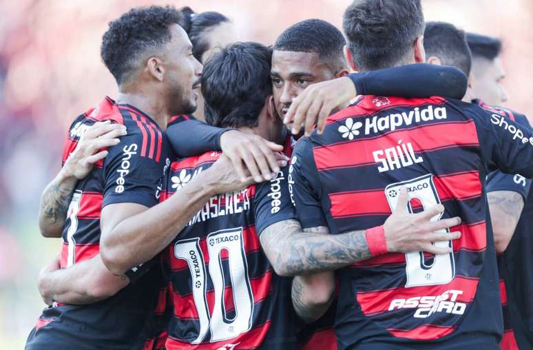 Flamengo players celebrate. The team reaches 50 points in the Brazilian. He is a leader. Flamengo players celebrate. The team reaches 50 points in the Brazilian. He is a leader.