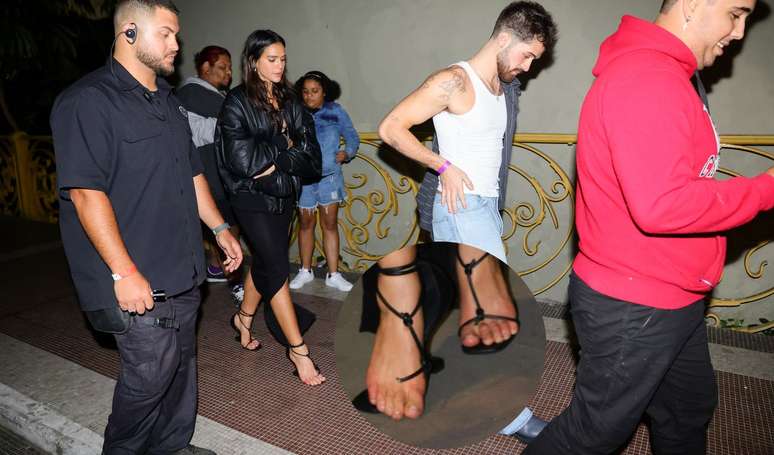 Descer do salto? Nunca! Bruna Marquezine arrebenta sandália de grife e 'mantém a pose' ao deixar festa acompanhada de João Guilherme em SP.