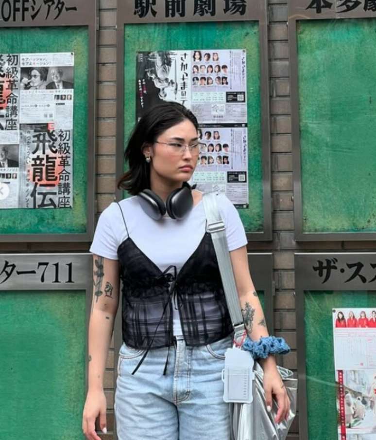 A transpar&ecirc;ncia pode fazer parte de uma sobreposi&ccedil;&atilde;o para trazer mais camadas ao look; Bruna Ogawa, fashion designer de Porto Alegre, usa a pe&ccedil;a com camiseta branca e jeans para trazer um ar despojado
