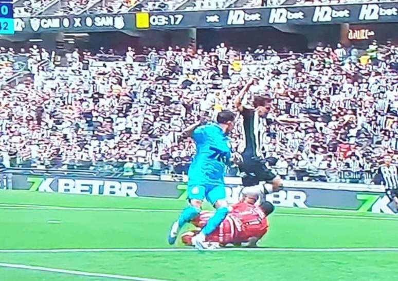 Gabriel Braz&atilde;o sofreu duro choque com Igor Gomes e entrou em protocolo de concuss&atilde;o &ndash;