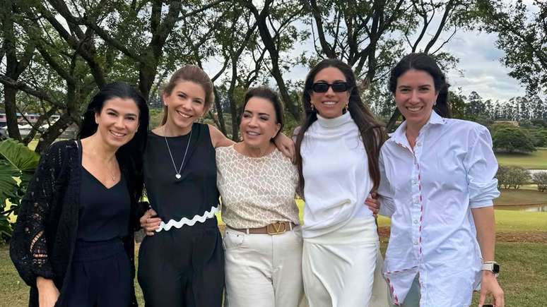 Herdeiras de Silvio Santos: a vi&uacute;va &Iacute;ris Abravanel entre as filhas Renata, Daniela, Patr&iacute;cia e Rebeca (na foto, a aus&ecirc;ncia de C&iacute;ntia e Silvia)