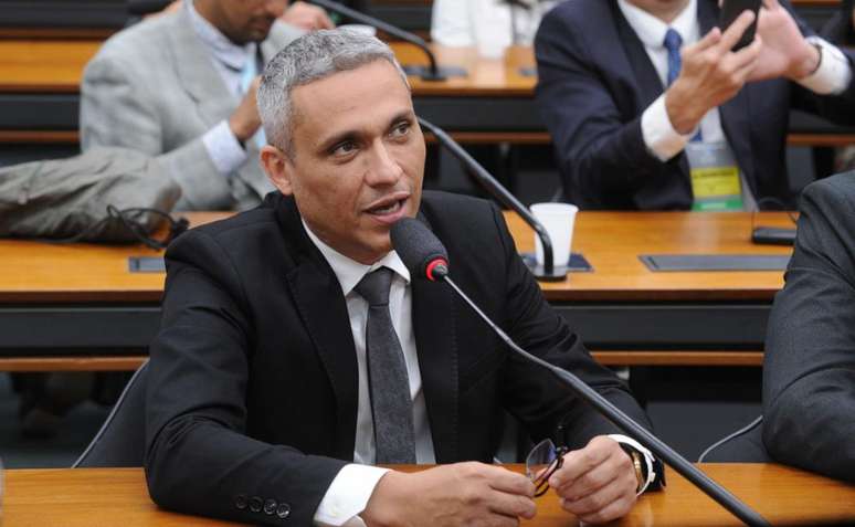 Deputado Gustavo Gayer (PL-GO) publicou mensagem no X pedindo que autoridades dos EUA “olhem” Wagner Moura, após entrevista do ator com críticas a Donald Trump e apoio a Alexandre de Moraes.