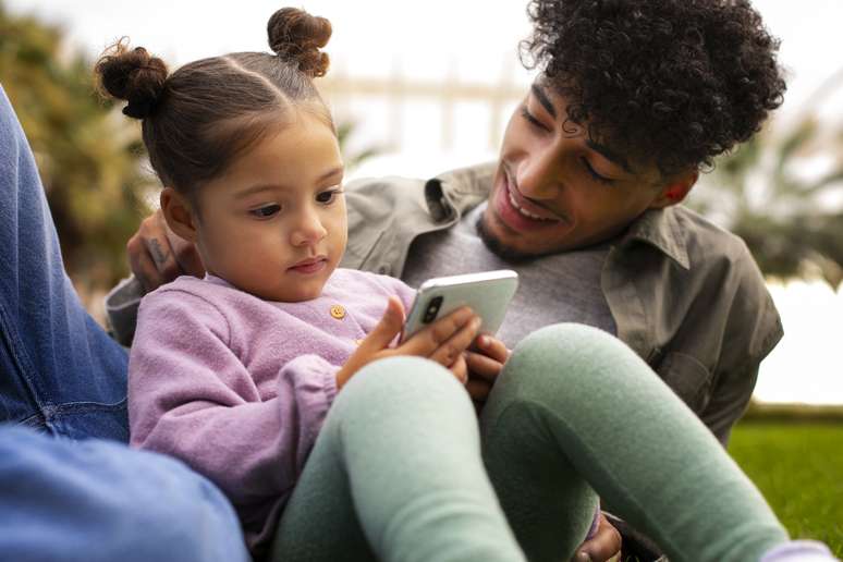 Cobrir rosto de crian&ccedil;as em fotos nas redes sociais n&atilde;o garante a prote&ccedil;&atilde;o, diz especialista