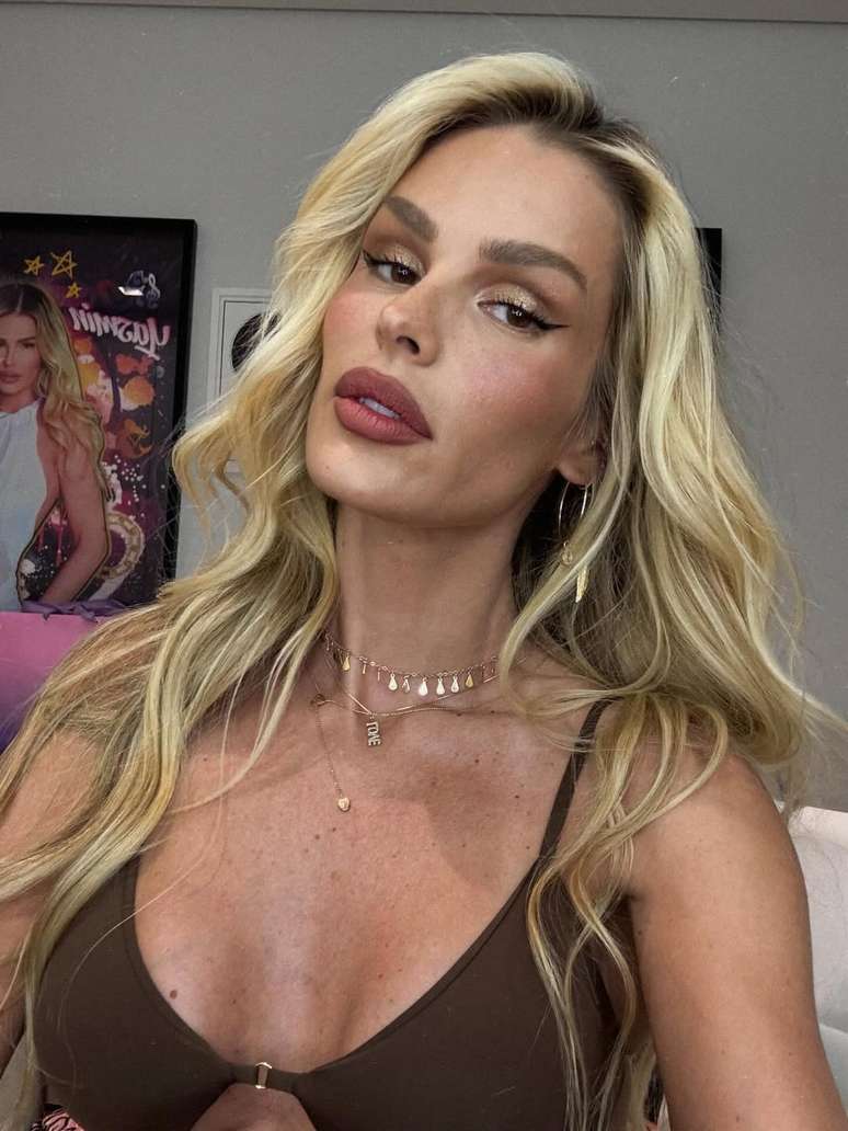 Yasmin Brunet posa para foto