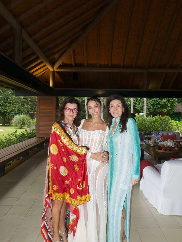 Elisa Zarzur posa com convidadas de sua festa de noivado