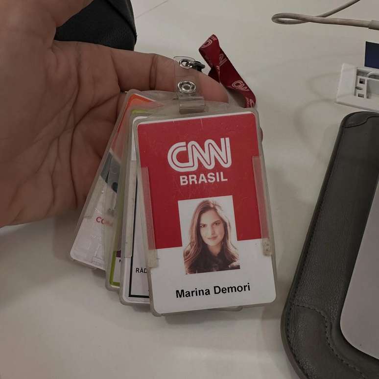Marina Demori mostra crachá da CNN