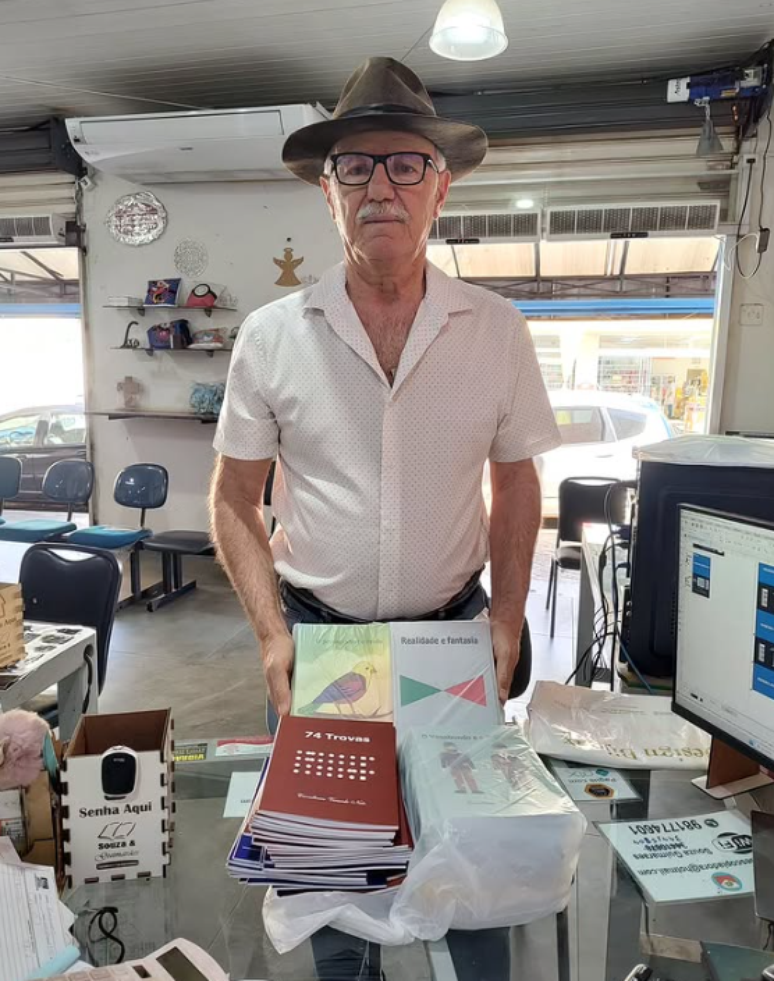 O escritor ao pegar uma remessa de livros na gráfica