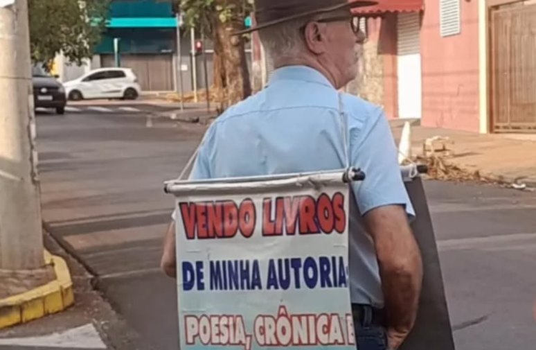 Cavalheiro Verardo Neto é uma figura conhecida nas ruas de Ribeirão Preto (SP) com as vendas que faz dos próprios livros