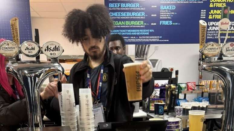 Homem foi fotografado vestindo o uniforme dos Red Devils no bar do Etihad Stadium durante o clássico de Manchester