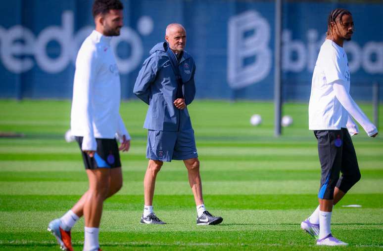 Luis Enrique, de tipoia ap&oacute;s quebrar a clav&iacute;cula, d&aacute; treino no PSG &ndash;