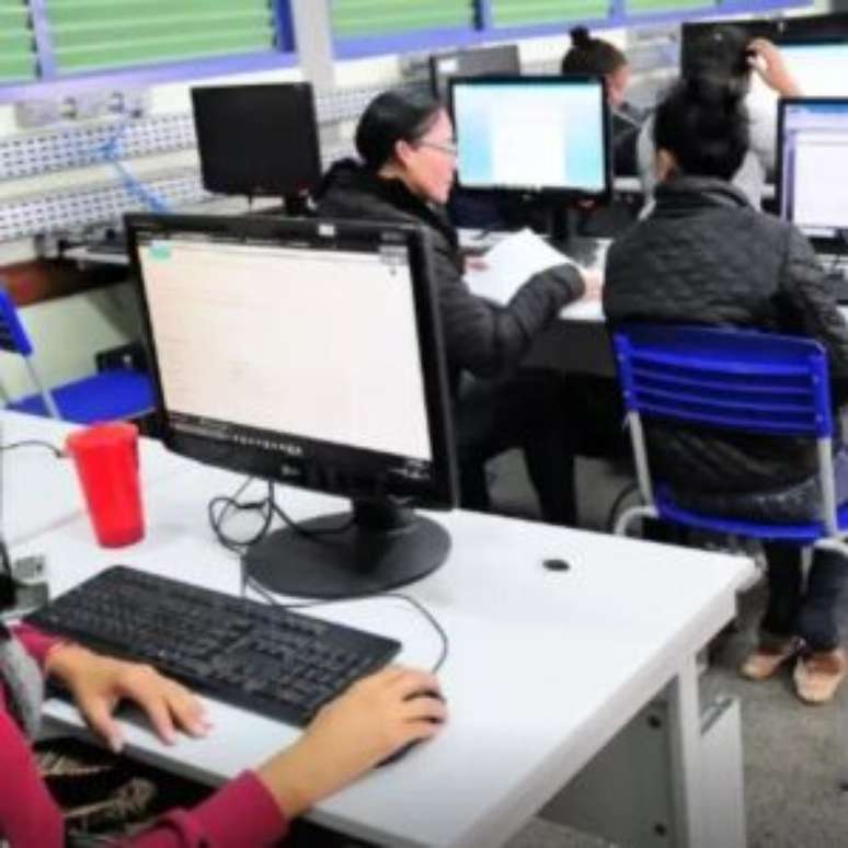 Pessoas em computadores.