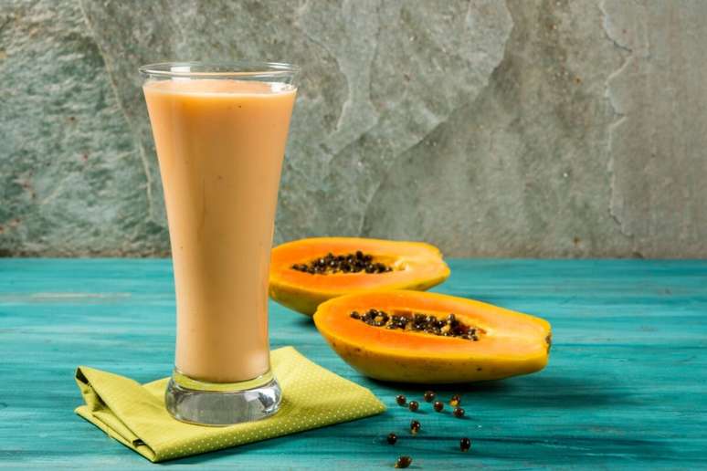 Vitamina de mam&atilde;o com laranja e chia 