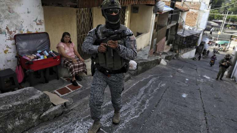 Soldados patrulham o bairro Siloé, em Cali, na Colômbia, na quinta-feira, 11 de setembro de 2025.