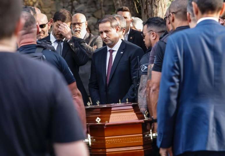 Guilherme Derrite durante o sepultamento de Ruy Ferraz Fontes no Cemit&eacute;rio da Paz, em S&atilde;o Paulo.