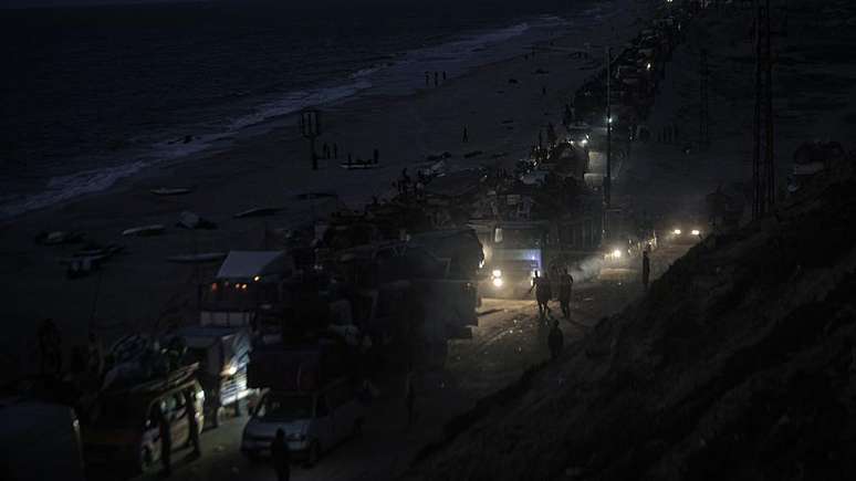 Nos &uacute;ltimos dias, pessoas foram for&ccedil;adas a fugir &agrave; noite pela estrada do litoral da Faixa de Gaza