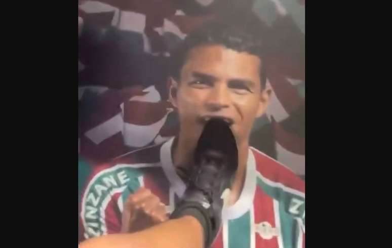 Funcion&aacute;rio pisou na fotografia de Thiago Silva &ndash;