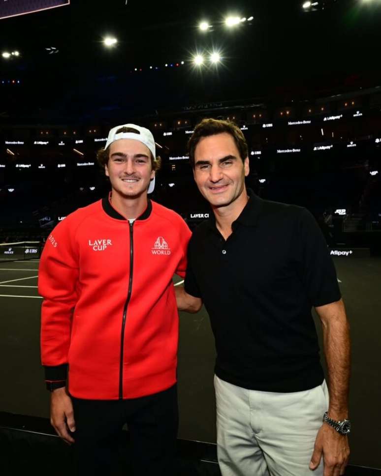 João Fonseca se encontra com Roger Federer antes de estreia na Laver Cup.